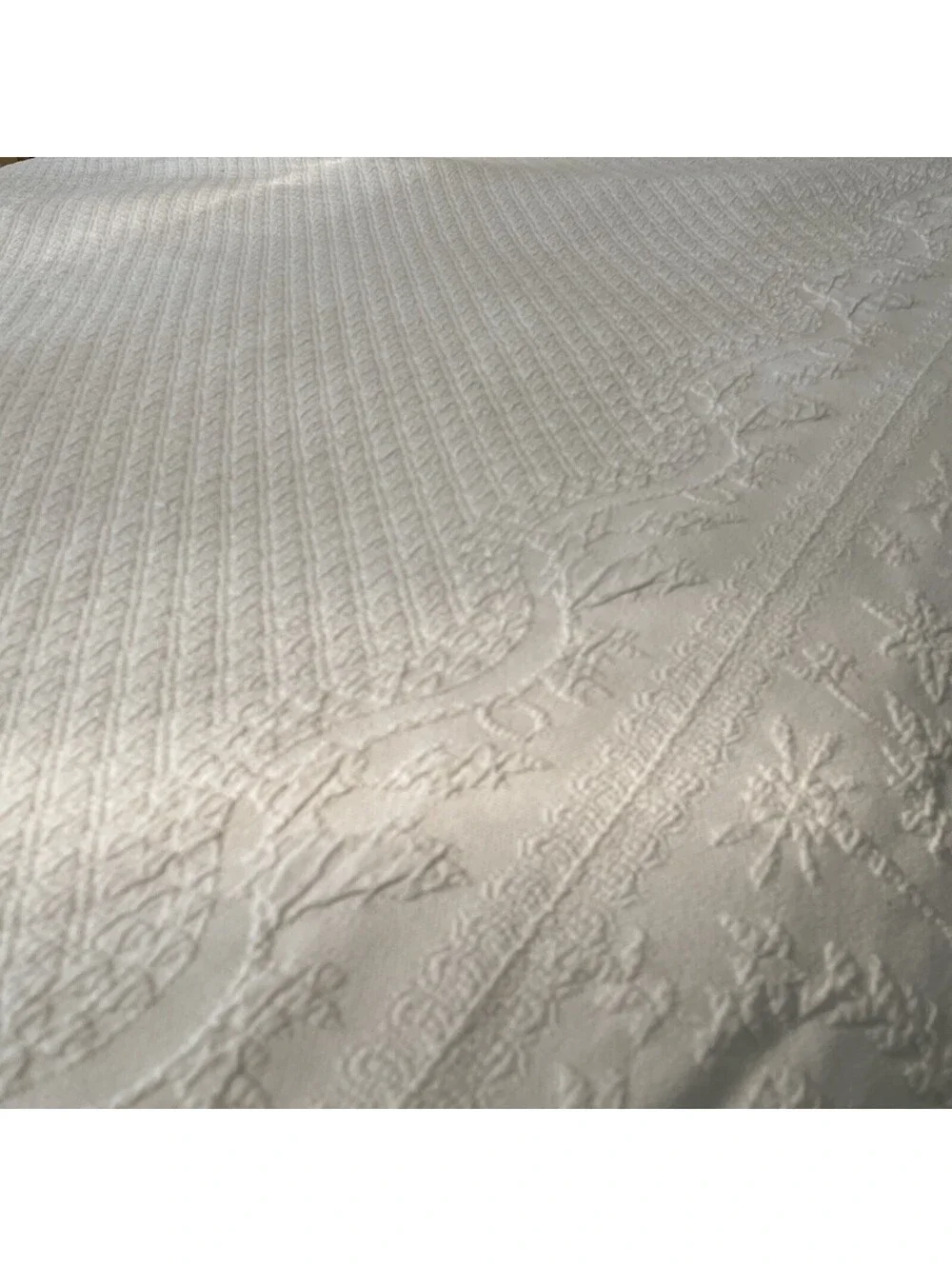 Historic Charleston Foundation White 100% Cotton Coverlet Bedspread Quilt Flawed